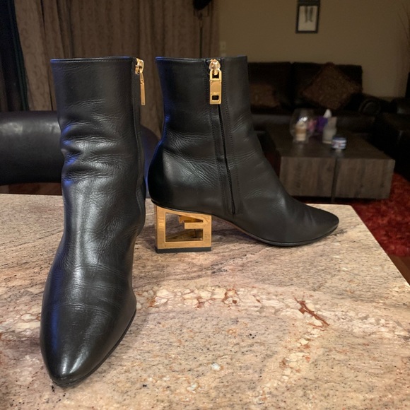 COPY - Givenchy Ankle boots in leather with triangular G - Picture 3 of 5